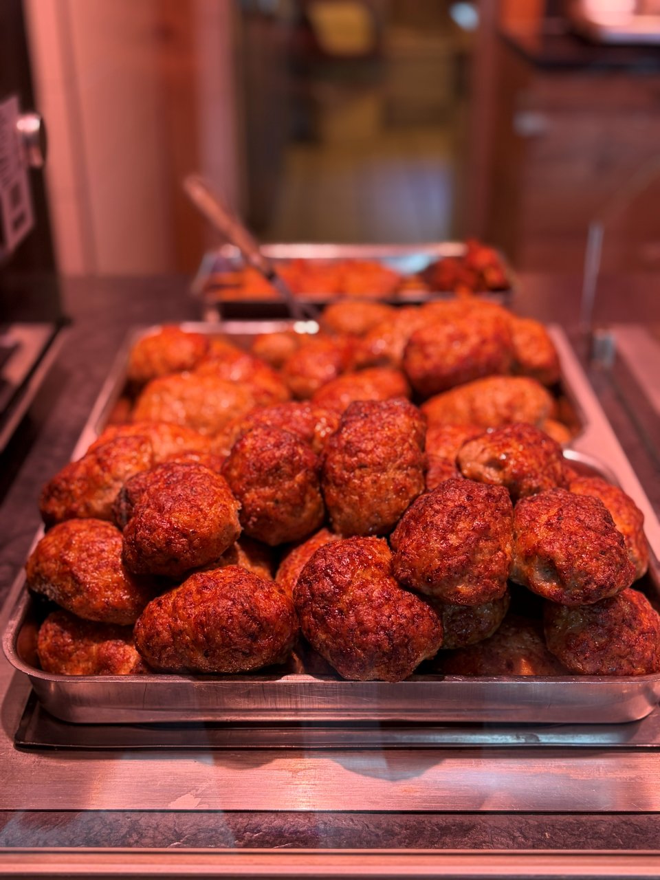 Frisch zubereitete Bouletten in der Imbiss-Theke