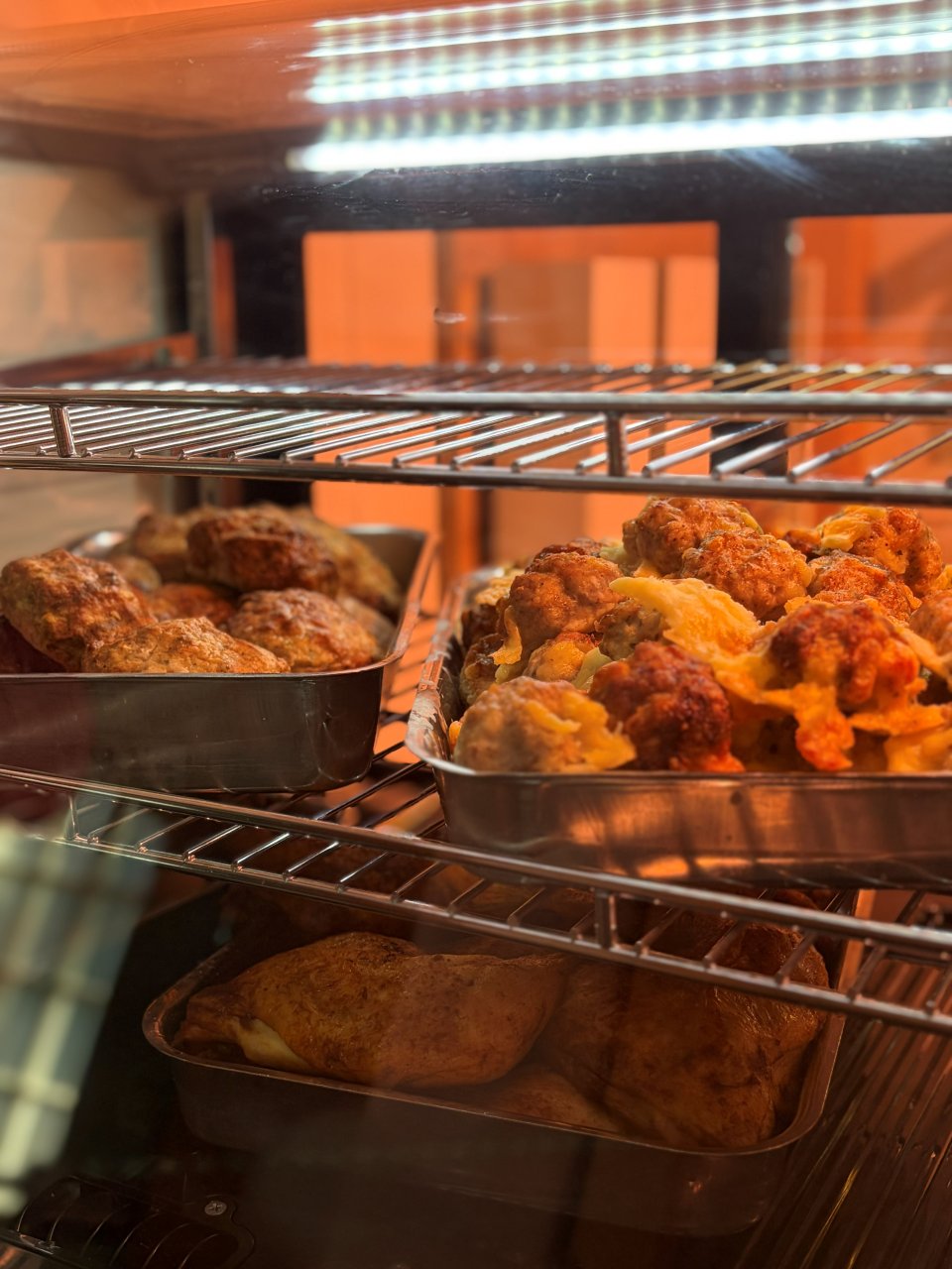 Hähnchenteile und Bouletten in der Warmhaltevitrine