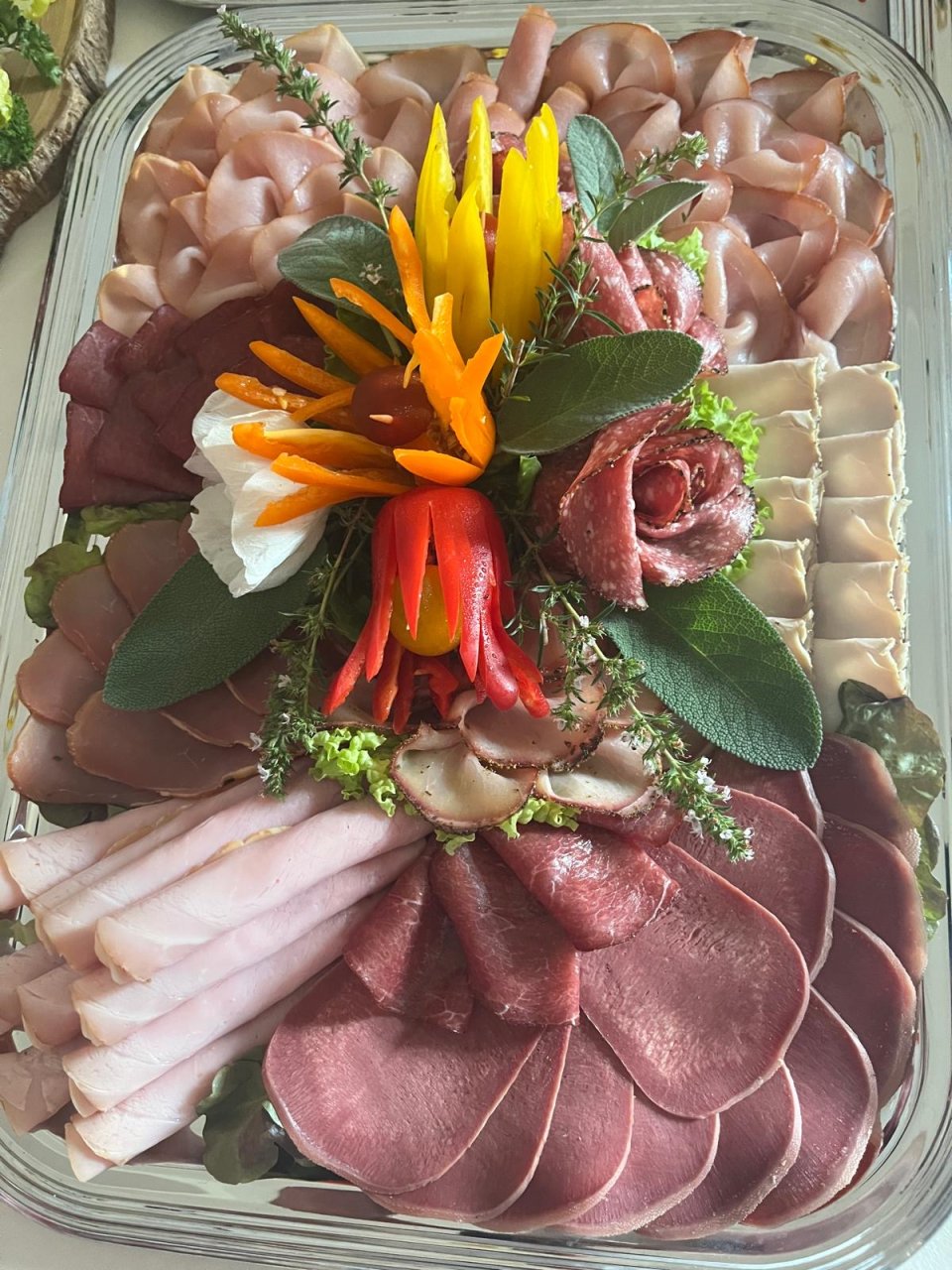 Aufschnittplatte mit Blumendekoration